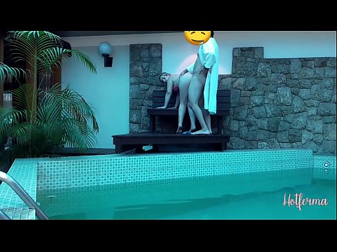 ❤️ Bòs envite sèvant nan pisin lan, men li pa t 'kapab reziste yon cho Porno nan ht.bestsexporno.ru ☑